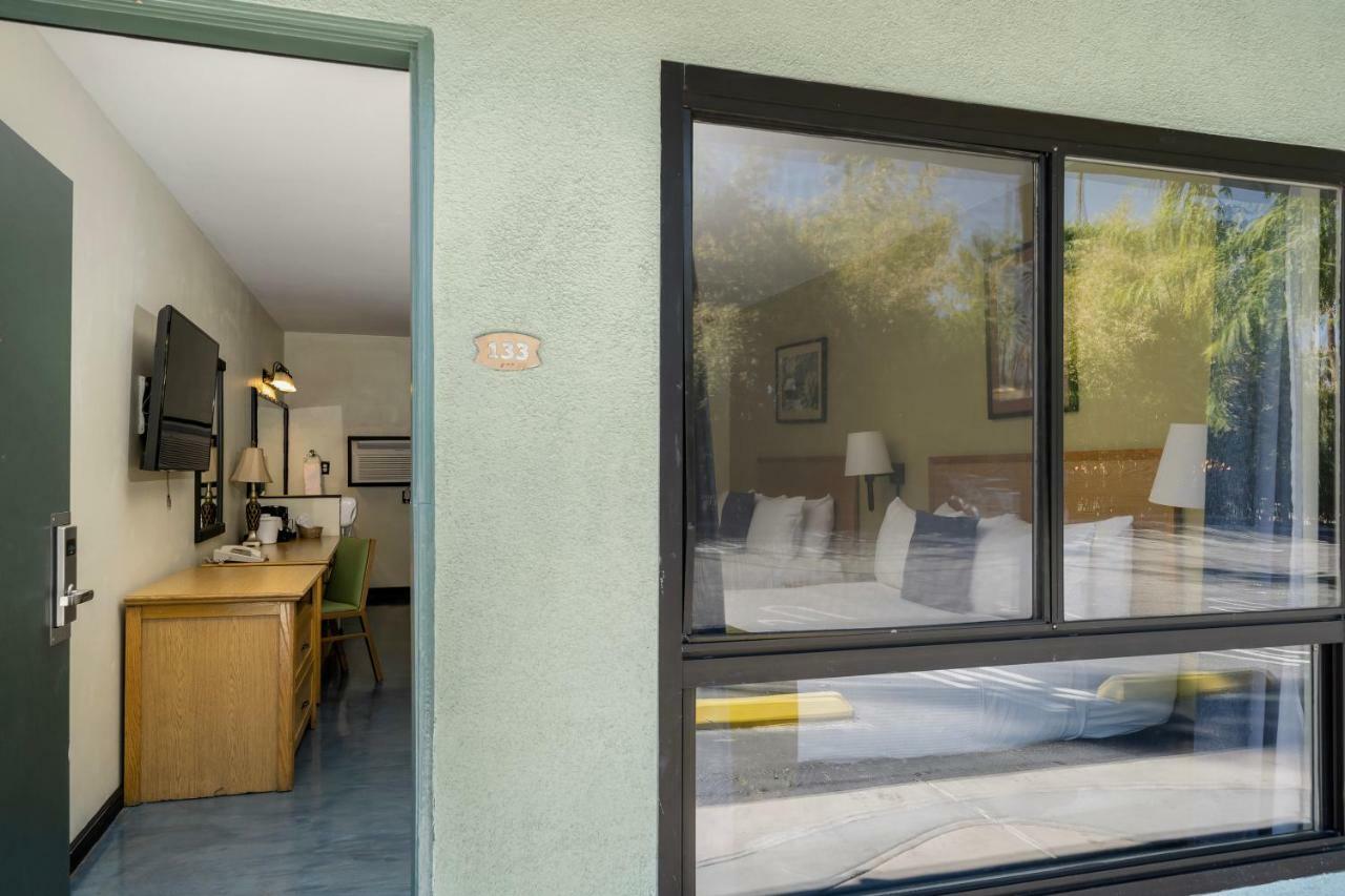 Caliente Tropics Hotel Palm Springs Bagian luar foto